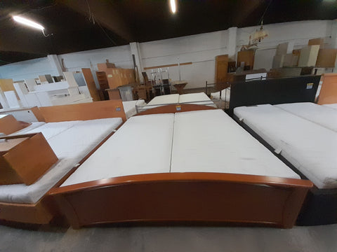 Doppelbett / Bett mit Lattenrost und Matratzen - HH060125